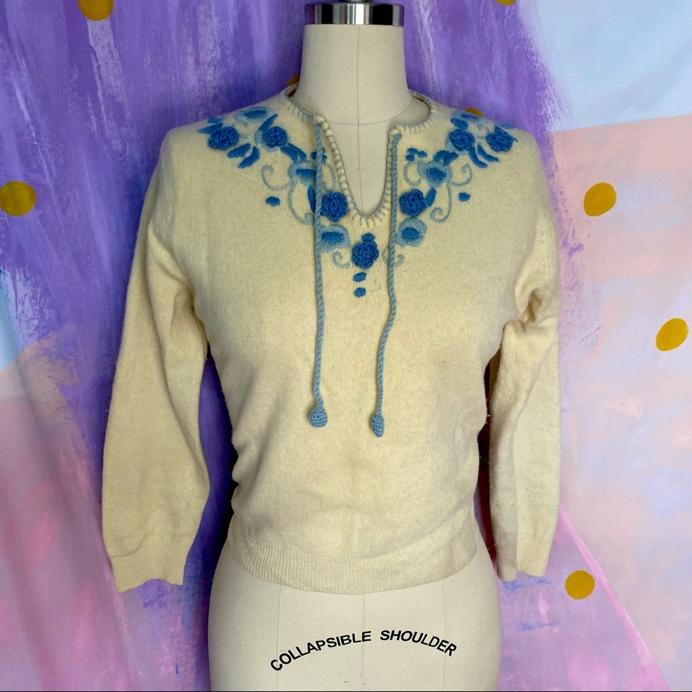 VINTAGE 50s Cream & Blue Lambswool Cropped Sweater